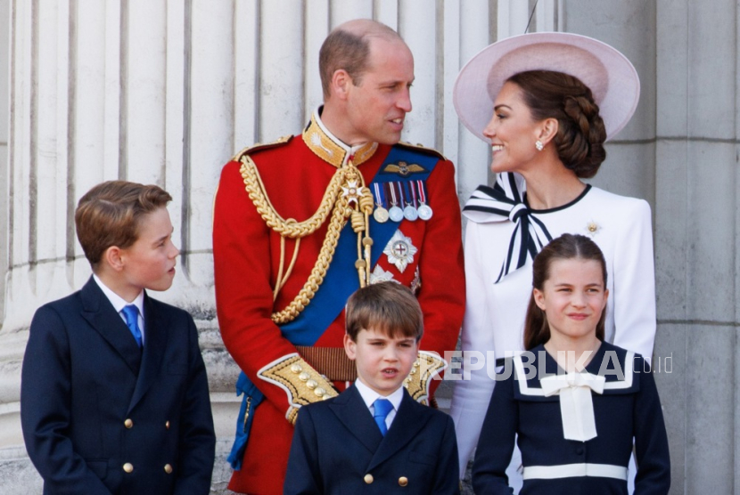 (Kiri-Kanan) Pangeran George, Pangeran William, Pangeran Louis, Putri Charlotte dan Putri Kate Middleton menyaksikan flypast di balkon Istana Buckingham, London, Inggris, 15 Juni 2024. 