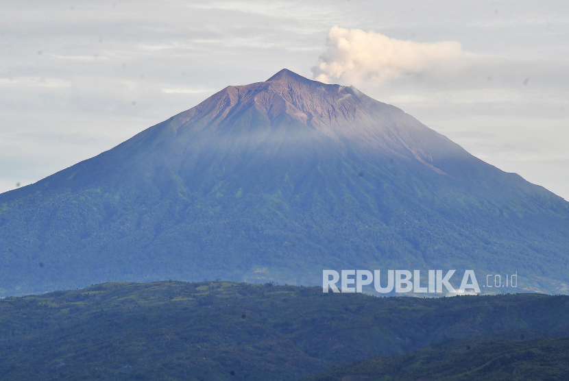 Gunung Kerinci. Tim SAR Gabungan berhasil mengevakuasi seorang pendaki yang cedera di Gunung Kerinci.