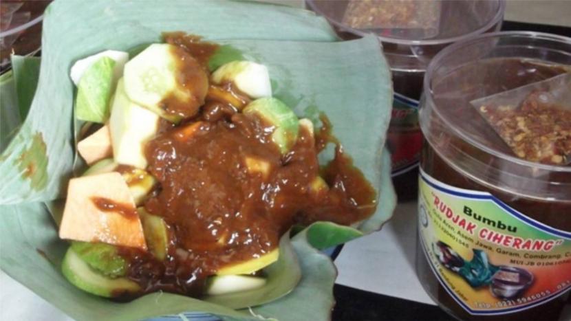 Makanan rujak khas 