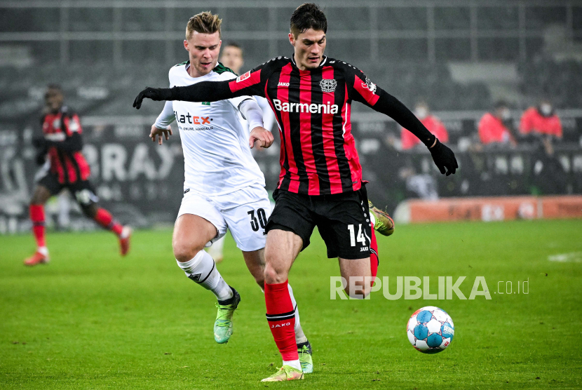 Striker Bayer Leverkusen, Patrik Schick (kanan). Barcelona berminat untuk mendatangkan Schick musim depan.