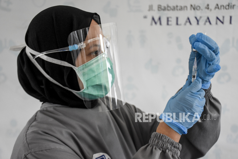 ILUSTRASI Vaksinator bersiap untuk melakukan vaksinasi Covid-19 di Kota Bandung, Jawa Barat, Jumat (15/1). Salah satu ormas Islam, Dewan Da'wah meminta agar masyarakat diberikan pilihan terkait vaksin Covid-19.