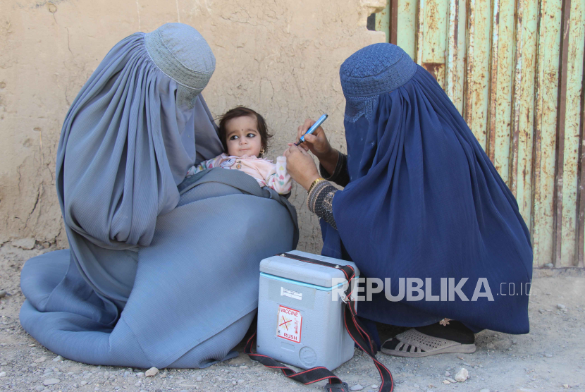  Petugas kesehatan Afghanistan memberikan vaksinasi polio kepada seorang anak di Kandahar, Afghanistan (ilustrasi). WHO dan UNICHEF memulai kampanye vaksinasi polio di Afghanistan pada Senin (8/11). 