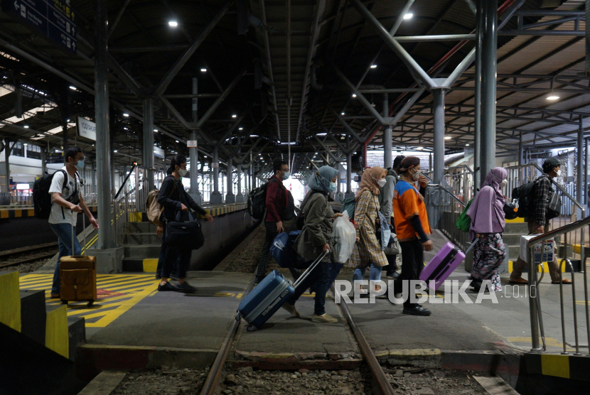 Sejumlah penumpang kereta api berjalan setibanya di Stasiun Tugu, Yogyakarta.