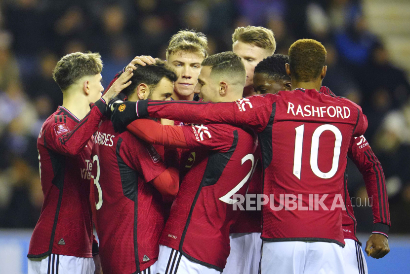 Manchester United players celebrate after Manchester United