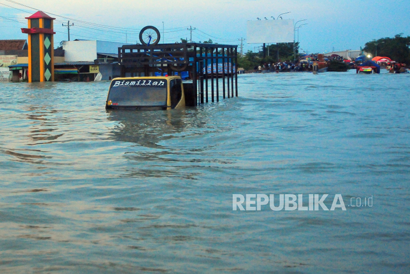 Truk terjebak banjir di jalur pantura wilayah Karanganyar, Kabupaten Demak, Jawa Tengah, Senin (12/2/2024). 