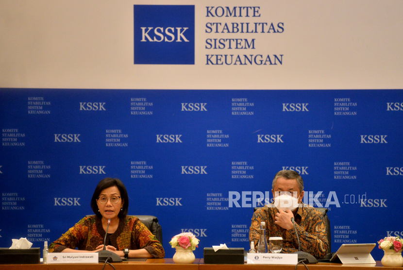 Menteri Keuangan Sri Mulyani (kiri) bersama dengan Gubernur Bank Indonesia Perry Warjiyo (kanan).