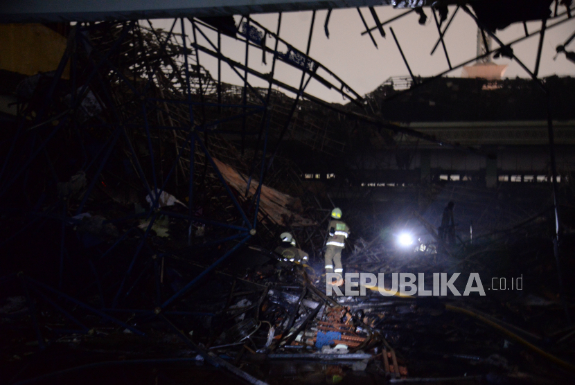Petugas Damkar melakukan pendinginan pada kebakaran yang terjadi di Jakarta Islamic Center, Koja, Jakarta Utara, Rabu (19/10/2022). Sebanyak 21 unit mobil pemadam kebakaran dan 90 personel dikerahkan untuk memadamkan api. Kebakaran yang membakar bagian kubah masjid hingga roboh tersebut tidak menimbulkan korban jiwa. Republika/Putra M. Akbar
