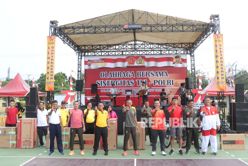 Menyambut Hari Bhayangkara ke-77 tahun 2023, TNI – Polri di Kabupaten Indramayu bersinergi menggelar olahraga bersama, di halaman Mako Polres Indramayu, Sabtu (24/6/2023). 