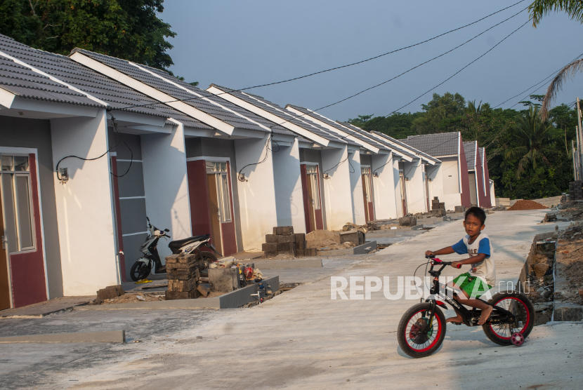 Seorang bocah bermain sepeda di salah satu kompleks perumahan bersubsidi di Pandeglang, Banten, Senin (11/7/2022). Apa Saja Hak Tetangga dalam Islam?