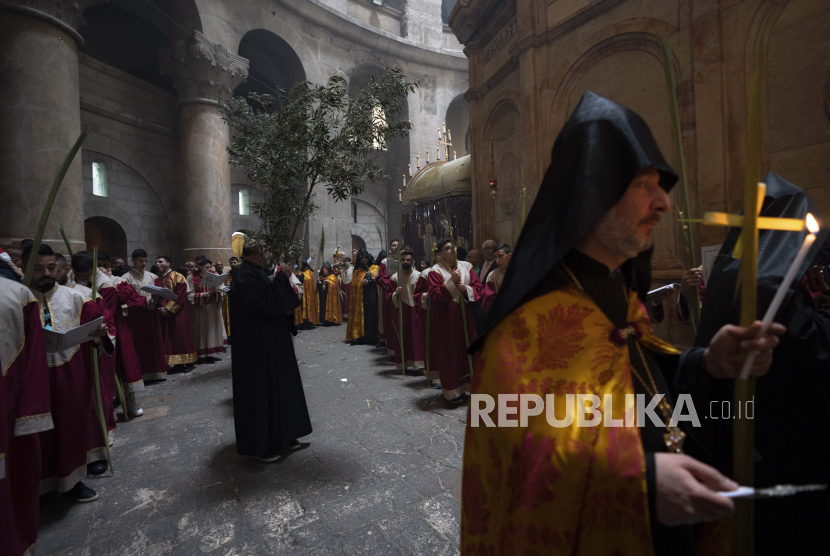 Pendeta Kristen Ortodoks di Gereja Makam Suci, tempat di mana orang Kristen percaya Yesus Kristus disalibkan, dikuburkan dan dibangkitkan, di Yerusalem.