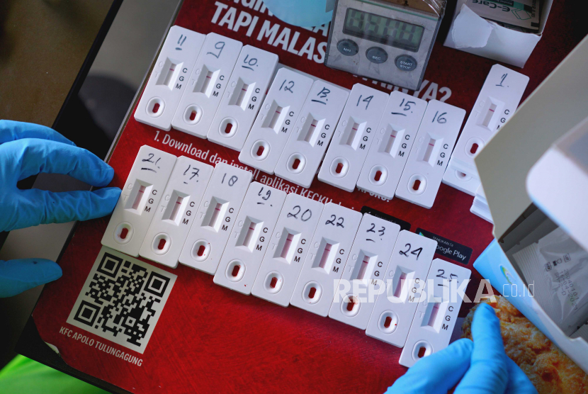 Petugas memeriksa hasil reagen rapid test Covid-19 di Mall Apollo, Tulungagung, Jawa Timur, Rabu (20/5).