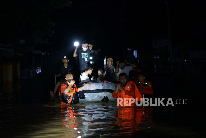 Sejumlah anggota Basarnas mengevakuasi korban banjir dengan menggunakan perahu karet di Kota Timur, Kota Gorontalo, Gorontalo, Kamis (11/6/2020) malam. Data sementara dari pemerintah setempat mencatat sebanyak 1