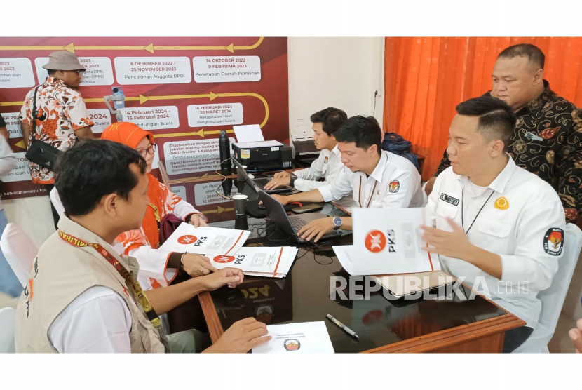 Partai Keadilan Sejahtera (PKS) mendaftarkan bakal calon anggota legislatif (bacaleg) DPRD Indramayu untuk Pemilu 2024 ke Kantor Komisi Pemilihan Umum (KPU) Kabupaten Indramayu, Jawa Barat, Senin (8/5/2023).