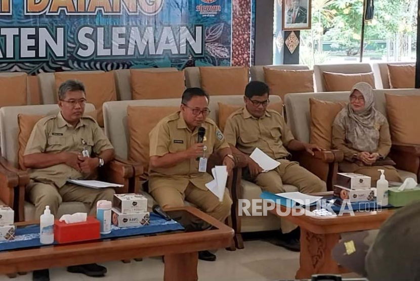 Pemerintah Kabupaten (Pemkab) Sleman menggelar konferensi pers persiapan peringatan Hari Jadi ke-108 Kabupaten Sleman di Pendopo Parasamya, Kabupaten Sleman, Senin (6/5/2024). 