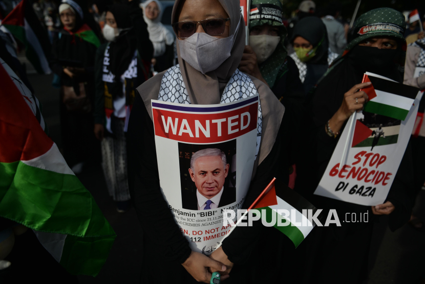 Ratusan massa dari Aliansi Rakyat Indonesia Bela Palestina menggelar aksi damai Peringatan Hari Solidaritas Internasional untuk Palestina di depan Gedung Kedubes AS Jakarta, Jumat (29/11/2024). 