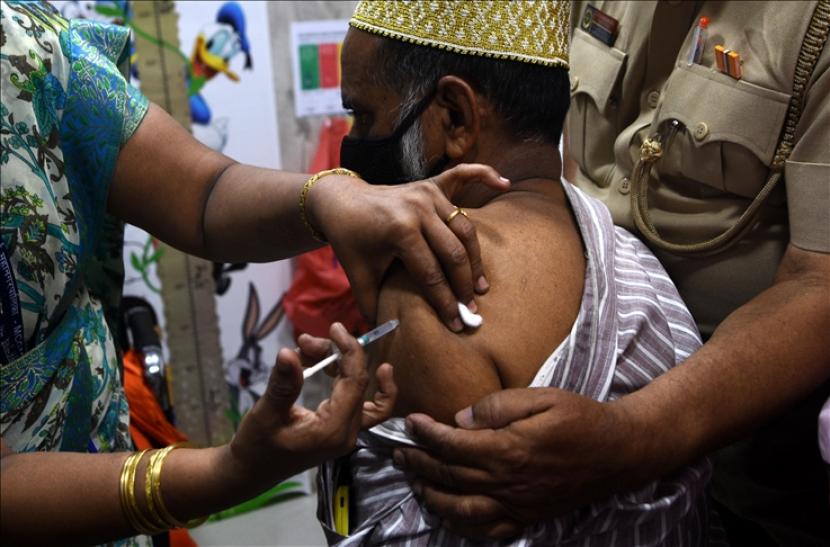 Pemerintah India pada Kamis menandatangani kesepakatan dengan produsen vaksin domestik Biological-E membuat 300 juta dosis vaksin Covid-19 seharga total INR15 miliar atau sekitar 205 juta dolar AS.