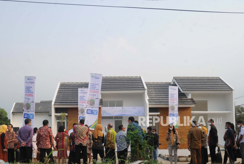 Pekerja melihat rumah baru yang mendapatkan Manfaat Layanan Tambahan (MLT) dari program Jaminan Hari Tua (JHT) seusai Akad Massal di Rajeg Terrace Green Residence Tangerang, Selasa (28/6/2022). 
