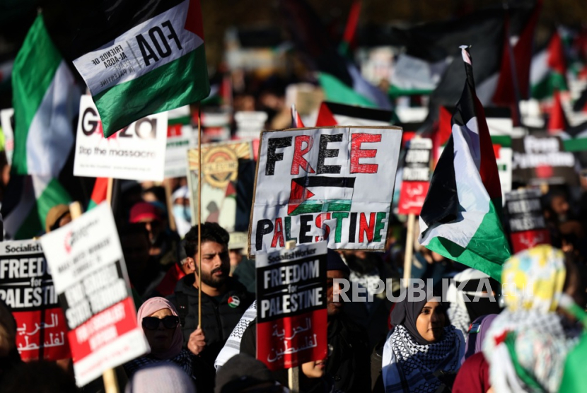 Demonstran pada pawai pro-Palestina di London, Inggris 25 November 2023. 