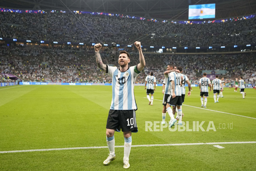 Lionel Messi dari Argentina merayakan setelah mencetak gol pembuka timnya selama pertandingan sepak bola grup C Piala Dunia antara Argentina dan Meksiko, di Stadion Lusail di Lusail, Qatar, Sabtu, 26 November 2022.