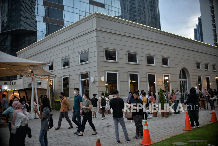 Warga mengunjungi salah satu pusat kuliner di Jakarta, Ahad (8/1/2023). Bank Indonesia (BI) melaporkan hasil survei kegiatan dunia usaha (SKDU) yang mengindikasikan kinerja kuat pada kuartal IV 2022.