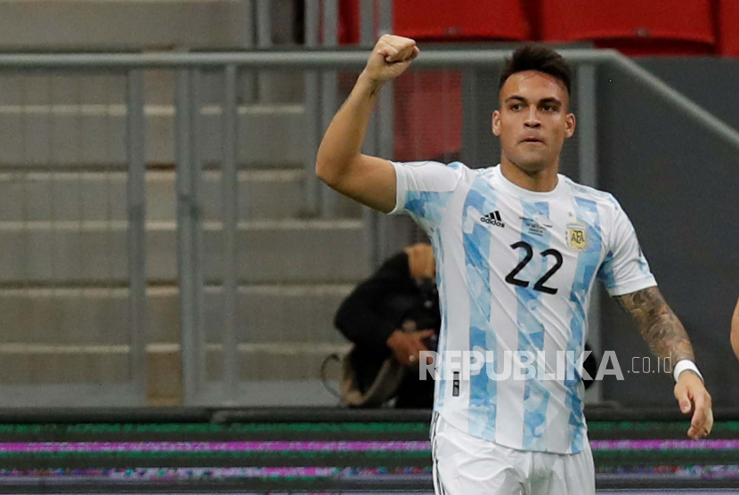 Lautaro Martinez dari Argentina merayakan setelah mencetak gol ke gawang Kolombia, selama pertandingan sepak bola semifinal Copa America antara Argentina dan Kolombia di stadion Mane Garrincha di Brasilia, Brasil, 06 Juli 2021.