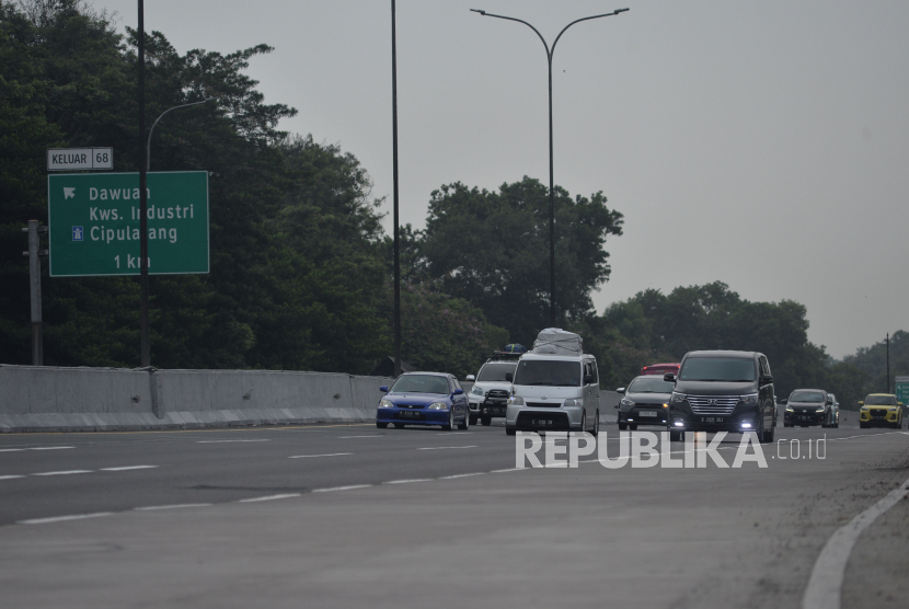 Kendaraan pemudik melintas di gerbang Tol Cikampek Utama Jawa Barat, Selasa (18/4/2023). 
