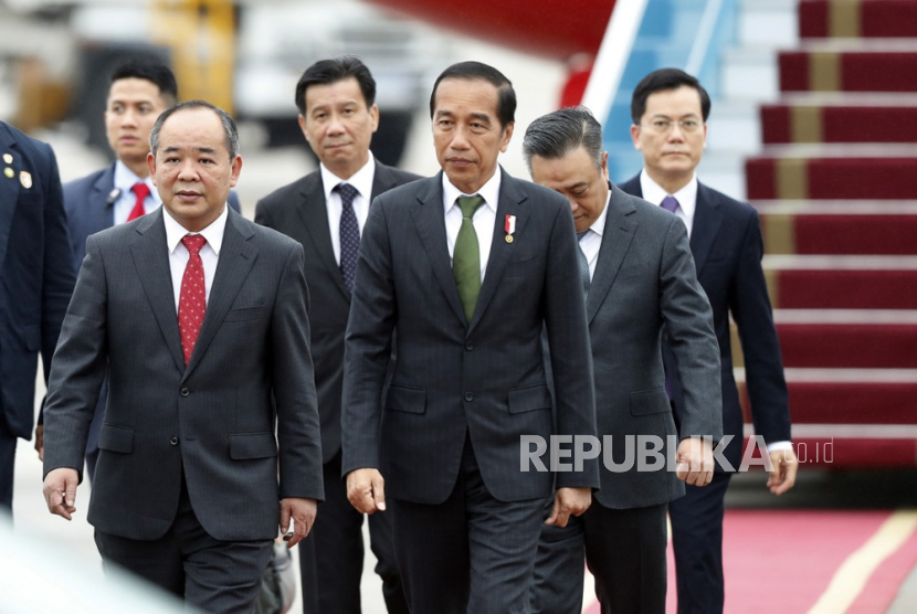 Presiden Indonesia Joko Widodo tiba di Noi Bai International airport di Hanoi, Vietnam