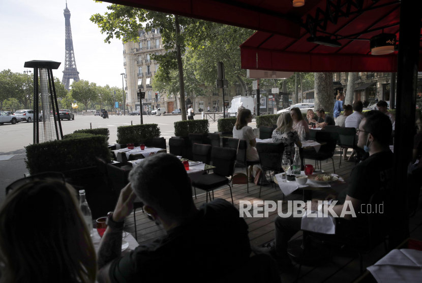 Sejumlah pengunjung saat menikmati makan siang di teras restoran Chez Francis, Paris, Prancis.