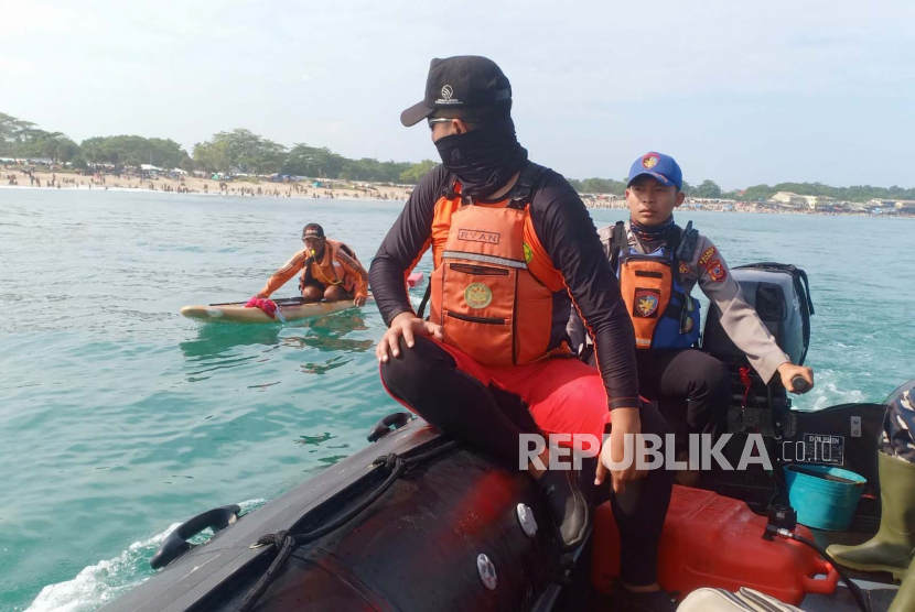 Tim SAR gabungan melakukan pencarian wisatawan yang dilaporkan terseret arus dan hilang di kawasan Pantai Santolo, Kabupaten Garut, Jawa Barat, Kamis (27/4/2023).