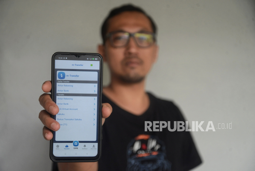 Nasabah menunjukan BCA mobile di Jakarta, Senin (24/7/2023) 