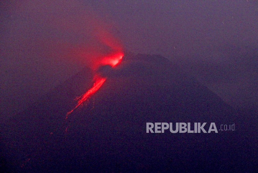 Dalam foto ini diambil dengan menggunakan kecepatan rana kamera lambat, lahar panas mengalir dari kawah Gunung Merapi, di Sleman, Yogyakarta, Indonesia, Senin pagi, 9 Agustus 2021. 