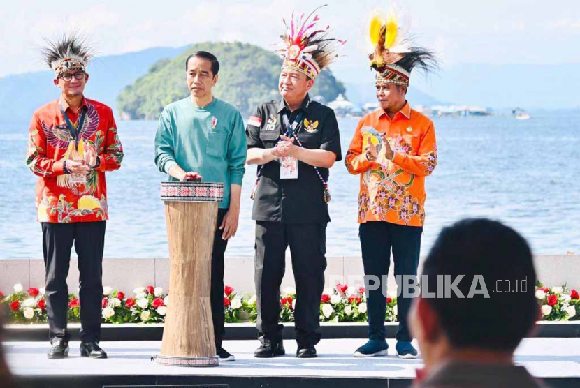 Presiden Joko Widodo (Jokowi) saat membuka sekaligus meresmikan Papua Street Carnival di area Kantor Gubernur Papua, Kota Jayapura, Jumat (7/7/2023). 