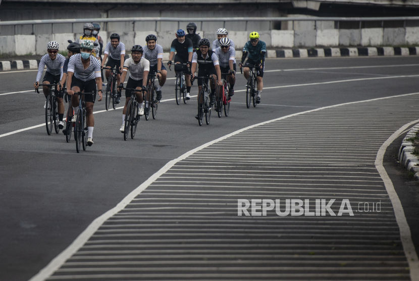 Warga bersepeda di  kawasan kuningan, Jakarta, Ahad (17/1/2021). Aktivitas warga yang berolahraga di kawasan tersebut masih ramai seiring penerapan Pemberlakuan Pembatasan Kegiatan Masyarakat (PPKM) Jawa-Bali hingga 25 Januari mendatang. 
