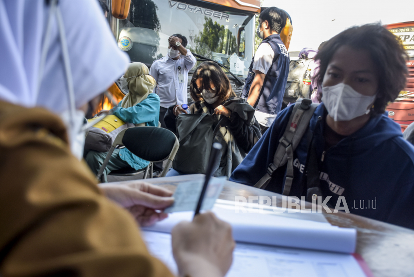 Petugas Dinas Kependudukan dan Pencatatan Sipil (Disdukcapil) Kota Bandung mendata warga pendatang saat operasi simpatik di Terminal Cicaheum, Kota Bandung, Selasa (10/5/2022).