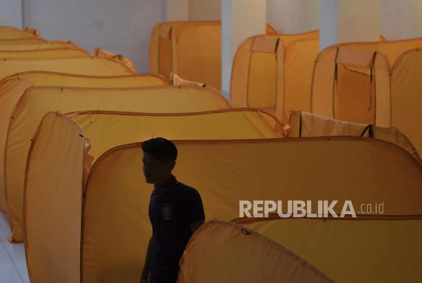 Petugas mengecek fasilitas isolasi mandiri penanganan COVID-19 di GOR Pademangan, Jakarta Utara, Selasa (2/6/2020). Pemerintah menyiapkan puluhan fasilitas bilik isolasi mandiri bagi warga yang terpapar COVID-19 dengan kategori orang tanpa gejala (OTG)