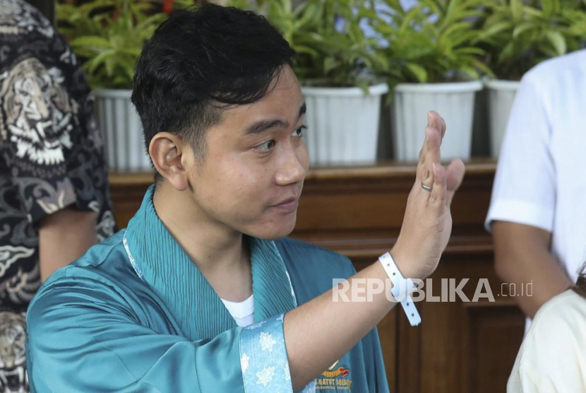 Indonesian vice presidential candidate Gibran Rakabuming Raka waves to journalists before his mandatory medical examination for presidential candidates at Gatot Soebroto Army Hospital in Jakarta, Indonesia, 26 October 2023.The former special forces commander and Indonesian presidential candidate Prabowo Subianto and his running mate, President Joko Widodo