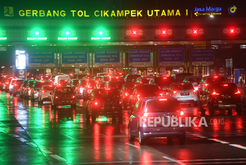 Kendaraan mengantre di Gerbang Tol Cikampek Utama 1 di Karawang, Jawa Barat, Rabu (23/12/2020). Arus mudik Natal dan Tahun Baru yang melewati gerbang tol tersebut hingga pukul 19.29 WIB terpantau lancar. 