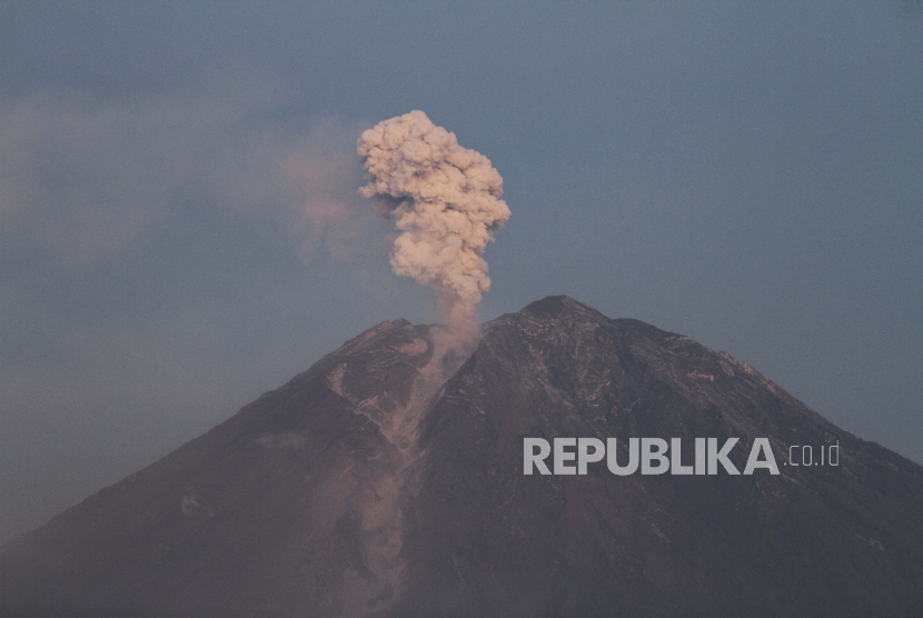 Gunung Semeru memuntahkan material vulkanik seperti yang terlihat dari Lumajang, Jawa Timur. 