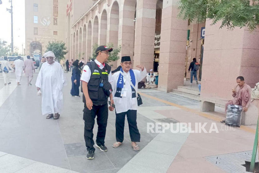 Foto Sukarman (kanan) yang didampingi menuju masjid Nabawi. 