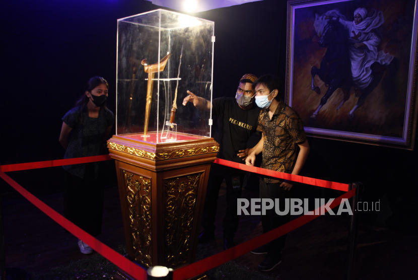 Pengunjung melihat koleksi keris Pangeran Diponegoro yang dipamerkan pada Pekan Keris di Museum Keris Nusantara, Solo, Jawa Tengah, Ahad (21/11/2021). Kegiatan bertajuk Indonesian Keris for The World tersebut menampilkan pameran keris, edukasi tempa, dan bursa pusaka tradisional guna meningkatkan kunjungan wisata di Solo. 