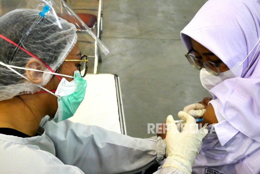 Pelajar mengikuti vaksinasi Covid-19 di Sentra Vaksinasi JEC, Yogyakarta, Rabu (1/9).
