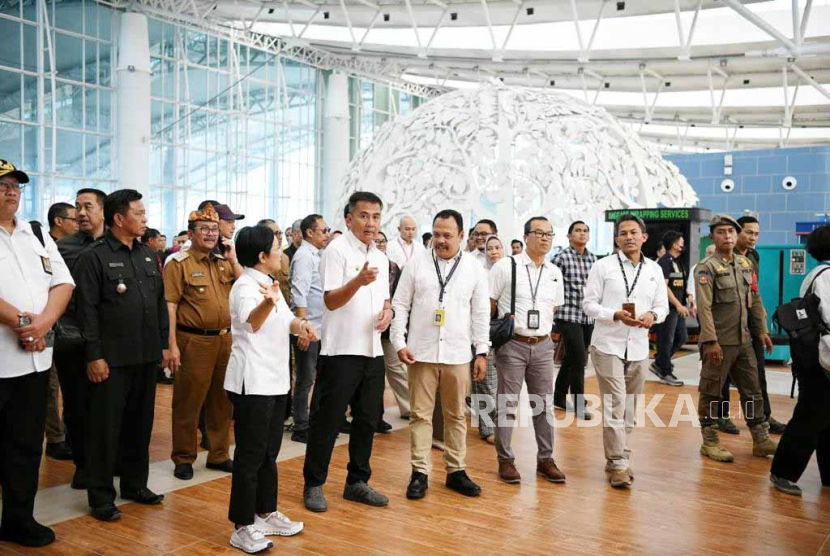 Penjabat Gubernur Jawa Barat Bey Machmudin mengunjungi Bandara Internasional Jawa Barat (BIJB), Kertajati, Kabupaten Majalengka, Selasa (10/10/2023). 