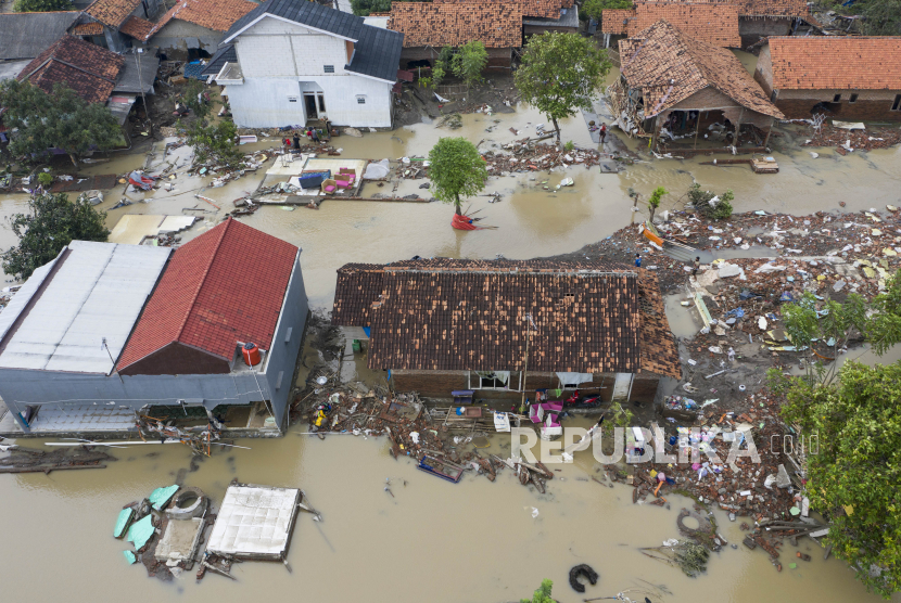 Foto udara pemukiman warga yang terdampak jebolnya tanggul Sungai Citarum di Desa Sumber Urip, Pebayuran, Kabupaten Bekasi, Jawa Barat, Selasa (23/2/2021).  Sejumlah rumah di daerah itu mengalami kerusakan ringan hingga hancur akibat diterjang arus yang disebabkan jebolnya tanggul Sungai Citarum pada Minggu (21/2) dini hari.