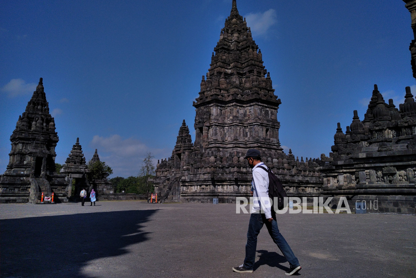 Pengunjung berjalan di ring satu kawasan Candi Prambanan, Sleman, Yogyakarta. Yogyakarta menjadi salah satu destinasi wisata murah di Indonesia.