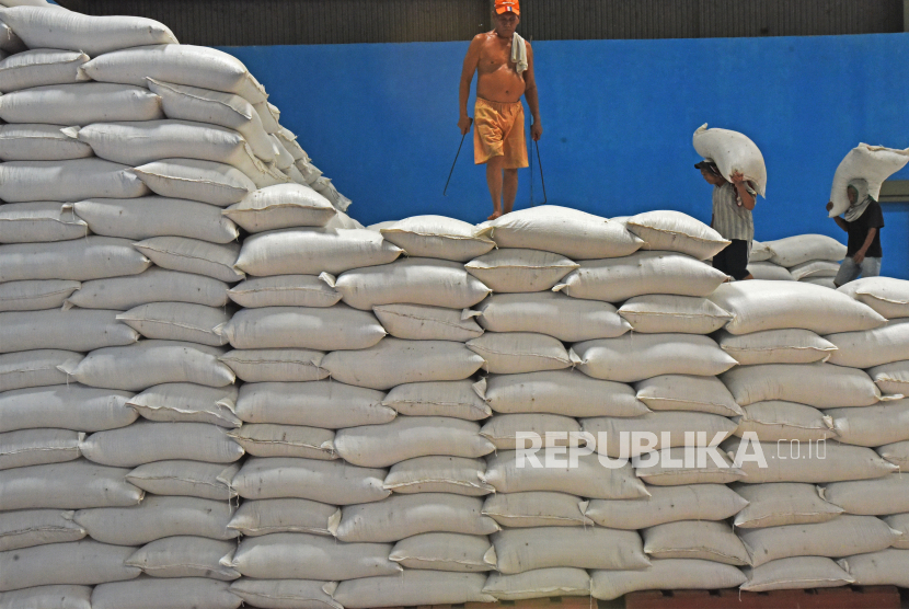 Direktur Utama Perum Bulog, Budi Waseso (Buwas), menyampaikan masih terdapat sisa beras impor yang masuk tahun 2018 sebanyak 275.811 ton.