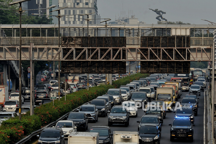 Kendaraan terjebak kemacetan di Jalan Gatot Subroto, Jakarta, Jumat (26/8/2022). Pakar menilai mengurai macet di Jakarta tidak hanya cukup dengan pembagian jam kerja.