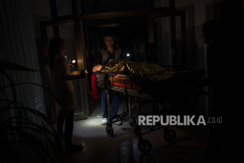 Dokter mengoperasi Arthur Voblikova yang berusia 13 tahun di dalam rumah sakit di Kherson, Ukraina selatan, Selasa, 22 November 2022. Perserikatan Bangsa-Bangsa (PBB) pada Senin (5/12/2022) memperingatkan bahwa serangan rudal Rusia terhadap infrastruktur vital di Ukraina 