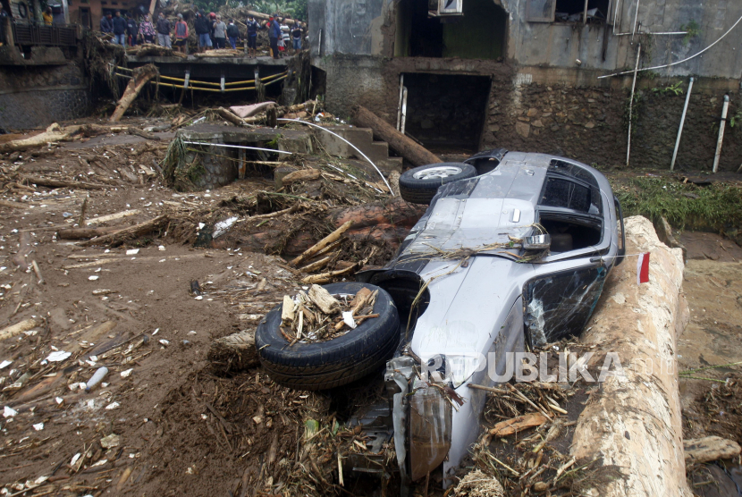 Mobil yang rusak terbawa arus banjir bandang, Ini salah satu bencana dari sederet bencana lainnya yang terjadi di Sukabumi selama kurun waktu 2020.