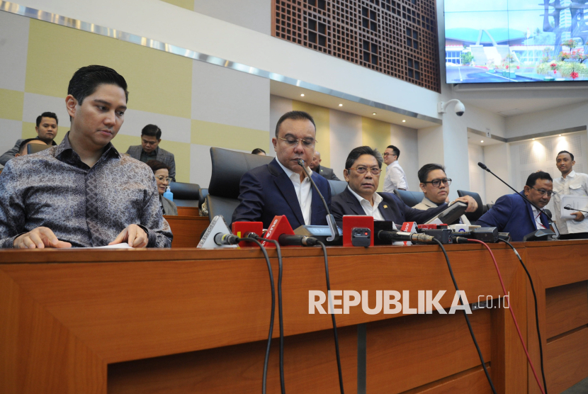 Wakil Ketua DPR Sufmi Dasco Ahmad (dua kiri) bersama pimpinan komisi I DPR bersiap memberikan keterangan pers terkait Revisi UU TNI di Kompleks Parlemen, Senayan, Jakarta, Senin (17/3/2025). Dalam keterangan tersebut DPR menegaskan hanya membahas 3 pasal pada revisi UU TNI yaitu Pasal 3 yang mengatur tentang kedudukan TNI, Pasal 47 terkait dengan penempatan TNI di kementerian dan lembaga dan Pasal 53 menyangkut batas usia pensiun. DPR juga menekankan pembahasan 3 pasal itu tidak dilakukan secara diam-diam atau kebut-kebutan.