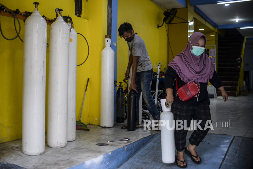 Pekerja melayani warga mengisi ulang tabung oksigen di Fauzi Medical, Matraman, Jakarta. Melonjaknya kasus Covid-19 di Tanah Air membuat kebutuhan oksigen medis juga meningkat. LaporCovid-19 mencatat sedikitnya 43 laporan warga yang kesulitan mengakses oksigen medis hingga Kamis (22/7).